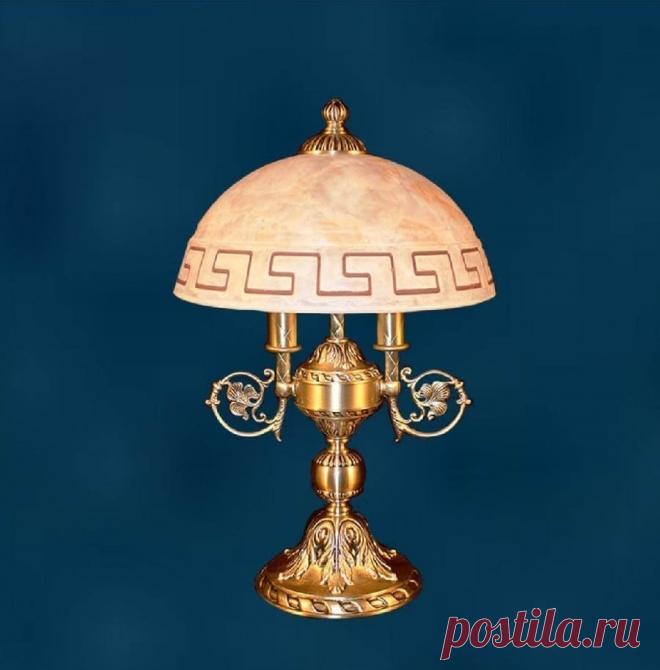 Настольная лампа декоративная плафонная для гостиной – латунь/стекло купить по цене 18 960 руб. в Москве — интернет магазин chudo-magazin.ru
