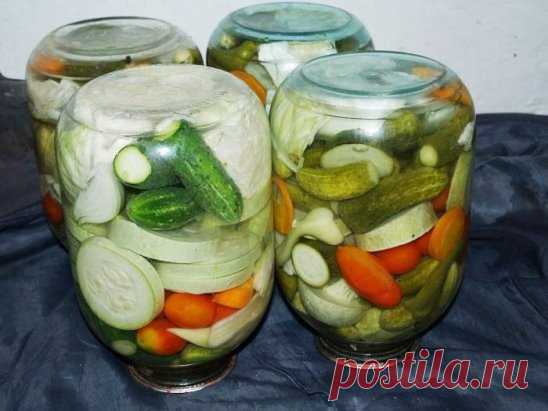 Маринованное овощное ассорти. Надёжный рецепт! 
На 3-х литровую банку: 
7-8 огурцов 
5-7 небольших помидорок 
2-3 колечка лука 
4-5 долек чеснока 
5-7 кружочков моркови 
2-3 ломтика свежей капусты 
1-3 шт. болгарского перца 
1 корешок петрушки 
1 корешок хрена 
2 венчика укропа 
5 шт. душистого перца горошка 
Маринад на 1,5 л воды: 
3,5ст.л. сахара 
1,5 ст.л. соли 
3 ст.л. уксуса 9 % 
Уложить всё в банку плотно, залить кипятком, оставить на 15-25 минут. Воду слить, приготовить горячий маринад