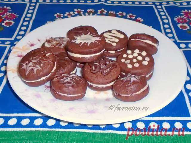 Немецкое кофейное печенье Шоколадные талеры со вкусом кофе. Простой рецепт с фото и расчетом калорий. Легко для любого новичка на кухне. Раскатывать тесто не надо. Печенье довольно крепкое, предназначено для склеивания попарно сливочным кремом, шоколадно‑ореховой пастой, сгущенным молоком или джемом. Талеры – популярное в Германии печенье в форме монеты, диска, шайбы. Оно редко бывает вырезным. Самое привлекательное в обычных талерах – это разделка теста. Всё гениально просто: [...]