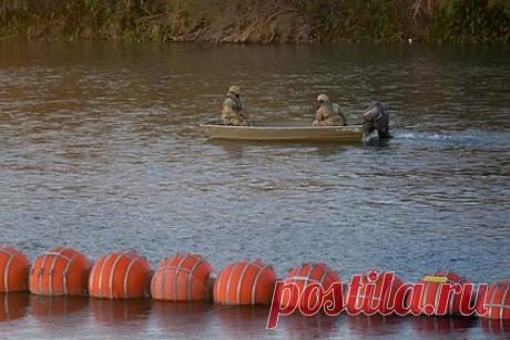 Военные в США запретили спасать тонущих в реке мексиканских беженцев. Военное ведомтсво Техаса запретило пограничникам спасать трех тонувших в реке Рио-Гранде беженцев. Согласно заявлению сотрудника пограничной службы США Генри Куэльяра, информация о женщине и детях, пытающихся проникнуть в США из Мексики, поступила к ним в пятницу, 12 января. Спасти их не удалось.
