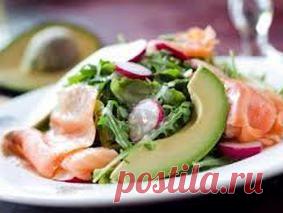 Салат из авокадо, сёмги и руколы