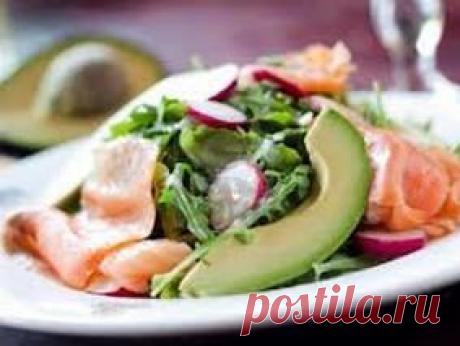 Салат из авокадо, сёмги и руколы