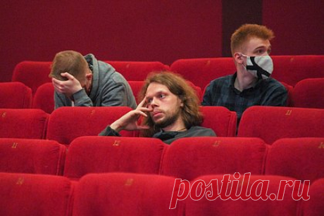 В Ассоциации кинотеатров оценили идею о прокате иностранного кино без лицензии. Ассоциация владельцев кинотеатров (АВК) поддерживает предложение разрешить в России прокат иностранного кино без согласия правообладателей. Об этом в разговоре с «Лентой.ру» заявил глава АВК Алексей Воронков. Ранее с такой инициативой выступил комитет Совета Федерации по экономической политике.