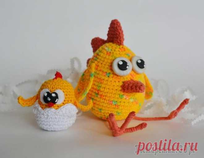 Волшебное превращение пластиковых яиц от киндер-сюрпризов Нам понадобится: - пластиковый контейнер в форме яйца; - остатки пряжи трех цветов; - крючок; - фетр. Если вы хотите, чтобы получилась погремушка, внутрь контейнера можно добавить горох, рис или мелки...