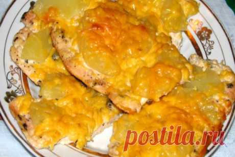 Сочная курица по французски с грибами, рецепт в духовке Курица по-французски делается быстро и обходится недорого, к тому же она так аппетитна, что ее вполне можно подавать к празднику. Мужчины будут в восторге от сытности угощения, а если положить меньше мяса, то получится еще и экономно.