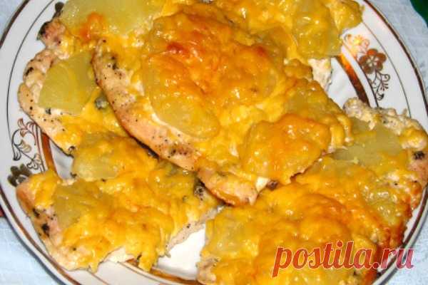 Сочная курица по французски с грибами, рецепт в духовке Курица по-французски делается быстро и обходится недорого, к тому же она так аппетитна, что ее вполне можно подавать к празднику. Мужчины будут в восторге от сытности угощения, а если положить меньше мяса, то получится еще и экономно.
