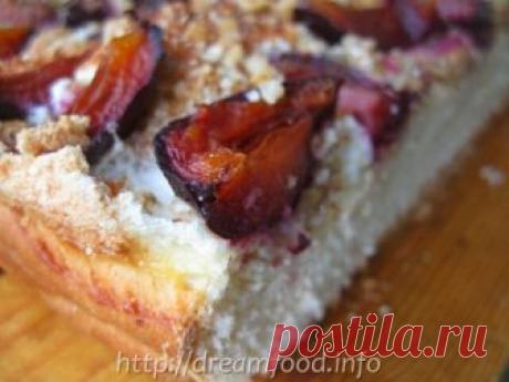 Пирог со сливами и орехами