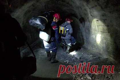 На российской шахте произошел пожар. На шахте в Кузбассе произошел пожар, более 100 горняков находятся под землей. Об этом сообщили в экстренных службах. По словам собеседника агентства, из шахты эвакуировали более 130 горняков. В компании, в свою очередь, заявили, что возгорание локализовали, никто не пострадал.