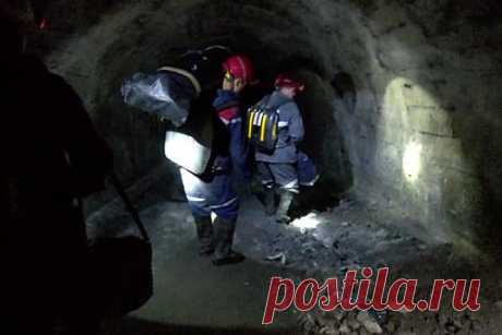 На российской шахте произошел пожар. На шахте в Кузбассе произошел пожар, более 100 горняков находятся под землей. Об этом сообщили в экстренных службах. По словам собеседника агентства, из шахты эвакуировали более 130 горняков. В компании, в свою очередь, заявили, что возгорание локализовали, никто не пострадал.