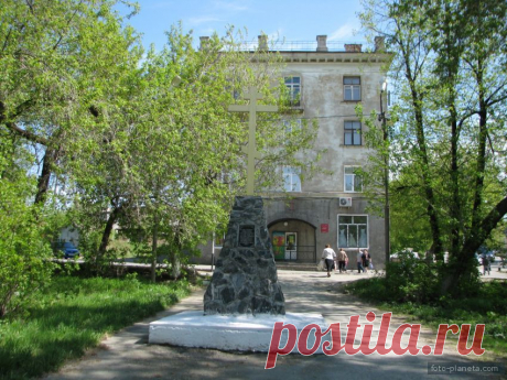 Поклонный крест на месте разрушенной церкви, памятника Серго Ордженикидзе(тоже разрушенного) в сквере города.(сквер до реставрации)