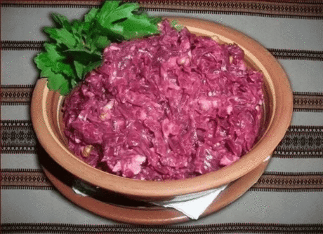 Праздничный и вкусный салат "Евгения"
Продукты:
2 вареных свеклы
100 г твердого или полутвердого сыра​
2 вареных яйца
4 ст л зеленого горошка
сметана и майонез пополам
соль, перец черный молотый
зелень
чеснок 3 зубка.
Приготовление:
Натереть на крупной терке свеклу, яйца, сыр. Порезать зелень​​​​​​​​ и измельчить чеснок. Сложить в салатник, посолить и поперчить, добавить майонез со сметаной и горошек. Перемешать.
Вкусный салат готов.
