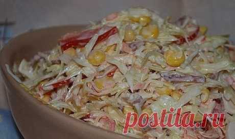 САЛАТИК "СЕМЁНОВНА" 
Ингредиенты и приготовление: 
● Капуста свежая нашинковать и помять руками.
● 2 штучки крабовых палочек нарезать тонко.
● 1 маленькая баночка кукурузы
● 1/4 болгарского перца нарезать тонко
● 5 кусочков копченой колбасы нарезать тонкой соломкой
● 1 сырая морковь на крупной терке
● 1 зубчик чеснока
● Соль при необходимости
● Майонез
Просто и вкусно!