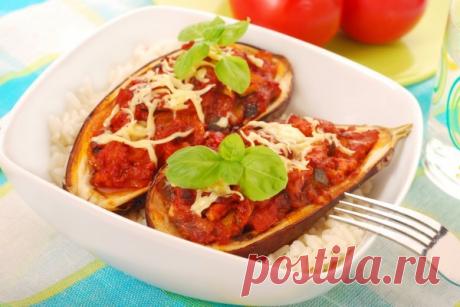 Фаршированные баклажаны в мультиварке Готовим лодочки из баклажанов с говядиной и помидорами в мультиварке. Перед подачей их можно посыпать тертым сыром.Ингредиенты:баклажаны - 300 гговяжий фарш - 150 гпомидоры - 60 глук - 50 гчеснок - 5 гсоль - по вкусуспеции - по вкусуПриготовление:1.&nbsp;Баклажаны помыть, разрезать вдоль...