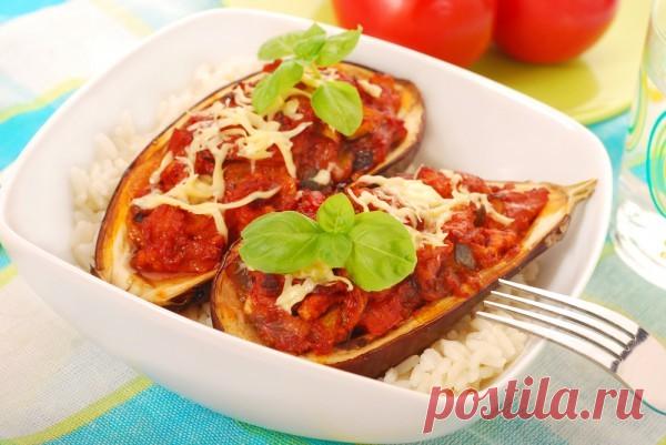 Фаршированные баклажаны в мультиварке Готовим лодочки из баклажанов с говядиной и помидорами в мультиварке. Перед подачей их можно посыпать тертым сыром.Ингредиенты:баклажаны - 300 гговяжий фарш - 150 гпомидоры - 60 глук - 50 гчеснок - 5 гсоль - по вкусуспеции - по вкусуПриготовление:1. Баклажаны помыть, разрезать вдоль...