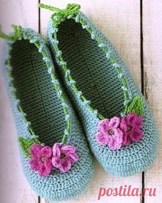 ​Вязаные тапочки Вязаные тапочкиДля украшения вы можете взять любую схему вязания цветов.