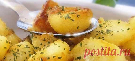 ВКУСНАЯ КАРТОШКА В МУЛЬТИВАРКЕ!

ИНГРЕДИЕНТЫ:

-5 картофелин,
-2 зубчика чеснока,
-Сливочное масло,
-Соль, перец и укроп по вкусу.

ПРИГОТОВЛЕНИЕ:

Очищенную, промытую и высушенную картошку, нарезаем тонкими ломтиками. Нарезанную картошку вместе с кусочком сливочного масла добавляем в кастрюлю мультиварки и настраиваем в режим «Выпечка» 40 минут.

Мелко нарезаем укроп и за 10 минут до готовности в кастрюлю с картошкой добавляем соль, перец по вкусу, прессованный чеснок и м...