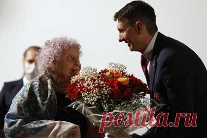 Российская ветеран в честь своего 100-летия постояла босиком на гвоздях. Российская ветеран Великой Отечественной войны Мария Колтакова в честь своего 100-летия простояла босиком на гвоздях 100 секунд. Доску Садху в честь праздника ей подарил главный редактор Книги рекордов России Станислав Коненко. Он приехал к пенсионерке на юбилей в Белгород из Москвы.