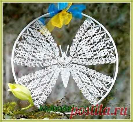 Украсим свой дом вязанным панно

Такое украшение для окна с большой бабочкой, связанное крючком, будет радовать глаз.
Украшение для окна с большой бабочкой #крючком
Размер 30 см
Вам потребуется: 50 г белой пряжи (100% хлопок, дл. нити = 280 м/50 г), крючок №1,25-1,5 и металлическое кольцо диаметром 30 см.
Вяжем бабочку: начать с головки бабочки, для чего набрать 10 возд. п. и замкнуть в колечко. В 1 круге сделать усики. Далее вязать кругами по схеме. В начале р. вместо 1 п...