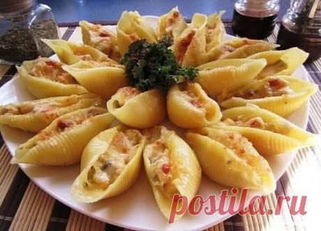 ЖЮЛЬЕН В РАКУШКАХ 
Отличный вариант ужина :)
ИНГРЕДИЕНТЫ:
 1 кур.грудка
 400 гр. шампиньонов
 1 большая луковица
 100 гр. твёрдого сыра
 3 ст.л. сметаны
ПРИГОТОВЛЕНИЕ:
Начинка: тонкой соломкой режем курицу, лук, грибы. Лук спассировать на оливковом или растительном масле до прозрачности + мясо и через 4-5 мин + грибы + соль + перец. Обжаривать до испарения влаги с грибов, добавить сметану, тушить мин 5. Начинка готова.
Приготовление: Ракушки отварить, откинуть на дуршлаг и дать чуть остыть