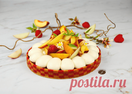 A l'ombre d'un pêcher Bonjour à tous, Recette pour un cercle à tarte de 18 cm A faire la veille Composition: - Pâte sablée bicolore - Biscuit amande - Confit framboise - Ganache montée pêche - Décor: segments de pêches jaunes et blanches, framboises, verveine, fleurs, 
   amandes caramelisées. Pour la ganache montée pêche Ingrédients: Crème liquide(1)                         50 gr. Verveine citron fraîche                  4 gr. Gélatine or                               2,5...