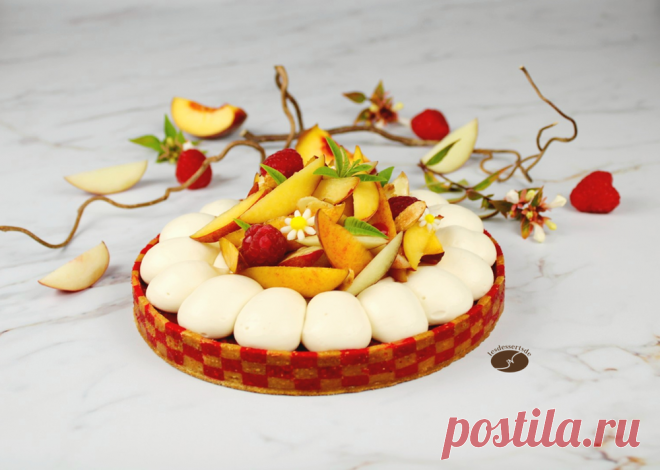 A l'ombre d'un pêcher Bonjour à tous, Recette pour un cercle à tarte de 18 cm A faire la veille Composition: - Pâte sablée bicolore - Biscuit amande - Confit framboise - Ganache montée pêche - Décor: segments de pêches jaunes et blanches, framboises, verveine, fleurs, 
   amandes caramelisées. Pour la ganache montée pêche Ingrédients: Crème liquide(1)                         50 gr. Verveine citron fraîche                  4 gr. Gélatine or                               2,5...