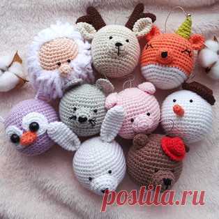 Ёлочные игрушки амигуруми. Схемы и описания для вязания игрушек крючком! Бесплатный мастер-класс от Вероники Зенькович по вязанию ёлочных игрушек крючком. Размер вязаных украшений примерно 8 см. Для изготовления новогодних…
