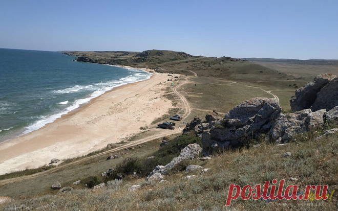 Генеральские пляжи, отдых с палаткой на море в Крыму |
«Генеральские пляжи» расположены на Керченском полуострове, в двадцати километров от города и тянуться почти 30 км. Здесь расположены небольшие мысы и скальные выступы. Среди этих мысов расположены небольшие бухточки от совсем маленьких до довольно больших. Между поселками поберегу, вьется грунтовая дорога к бухтам.