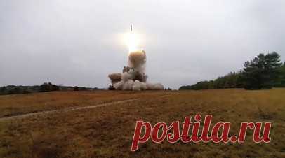 «Нанесли 24 групповых удара высокоточным оружием и беспилотниками»: МО РФ опубликовало недельную сводку о ходе СВО. В период с 11 по 17 ноября Вооружённые силы РФ нанесли 24 групповых удара по местам дислокации украинских войск, заявили в Минобороны. В результате были поражены передовые пункты управления и места размещения командного состава ряда украинских формирований. Удары также наносились по складам вооружения и военной техники, по аэродромной инфраструктуре, по центру подготовки…