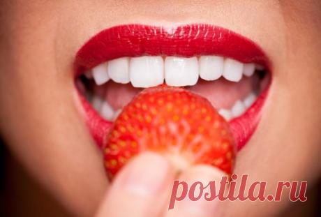 Что нужно знать об отбеливании зубов и можно ли отбелить зубы в домашних условиях. Если природа не наградила вас белоснежными зубами или вы испортили идеальное положение дел вредными привычками, не расстраивайтесь. Всё можно поправить. Причём заполучить белозубую улыбку реально не только в кабинете у стоматолога, но и дома во время просмотра любимого фильма. Как? Об этом в нашей статье: