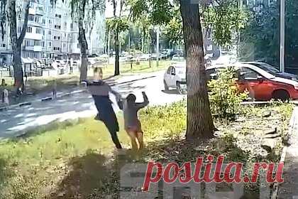 Избиение мужчиной девятилетнего обидчика дочери палкой и ногами попало на видео