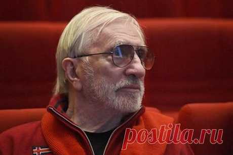 Названа причина смерти режиссера Виктора Мережко. Советский и российский киноактер и режиссер Виктор Мережко скончался от осложнений коронавируса. Об этом в интервью «Комсомольской правде» сообщила дочь артиста Мария. По ее словам, режиссер заболел в декабре и плохо переносил заболевание. В январе, после результатов КТ, Мережко положили в реанимацию.