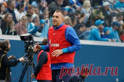 В российском клубе рассказали о срыве трансфера Дзюбы. В футбольном клубе «Волга» рассказали о срыве трансфера российского нападающего Артема Дзюбы. «Далеко эта история не зашла. Нам очень хотелось сделать красивую историю, но факт таков — Дзюба не приехал. Немного обидно», — заявил пресс-атташе ульяновской команды Олег Савинов.