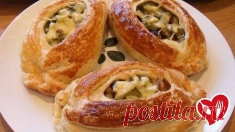 Лодочки из слоеного теста с картофелем, мясом и огурчиками
