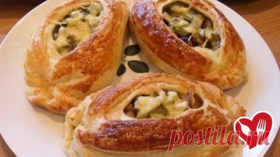 Лодочки из слоеного теста с картофелем, мясом и огурчиками