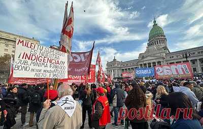 В Аргентине тысячи человек протестуют против социальной политики правительства. К регулярной акции протеста пенсионеров присоединились врачи, а также представители различных профсоюзов и общественных движений