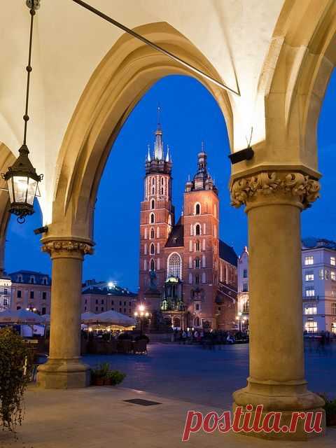 St. Mary's Basilica, Framed Krakow Poland,  
flickr от Mike Cialowicz  |  Pinterest: инструмент для поиска и хранения интересных идей