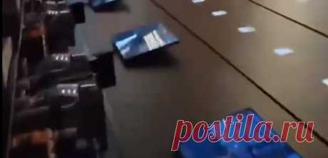В соцсетях публикуют видео, как утверждается из Crocus City Hall. На них слышны звуки стрельбы. Видео