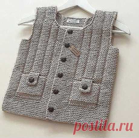 Оригинальный детский жилет. Связан платочной вязкой, а вертикальная полоска лицевая петля по лицу, изнаночная по изнанке. Жилет длинный, на 3-4 года. Очень нарядный. Цена 150 грн. Фото и цены на сайте www.pets-shop.dp.ua. Магазин «Петс-шоп» - товары для животных: одежда, обувь, аксессуары для собак, кошек и рыб. pets-shop@mail.ru 067-618-67-17, 048-723-70-07 Наш сайт www.pets-magazin.dp.ua График работы: пн.-пт. 10:00 - 18:00 сб.-вс.