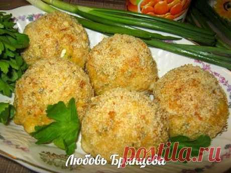 Яйца по-шотландски — удивите родных и гостей такой вкуснятиной Ингредиенты: 400 г куриного фарша;5 небольших вареных яиц для начинки1 сырое яйцо (желток – в фарш, белок – для обмакивания изделий);1-2 чайных ложки рубленой петрушки;50 г муки;150 г хлебных крошек;соль и перец по вкусу;растительное масло для жарки Приготовление: Соединяем фарш с рубленной...