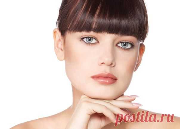 Второй подбородок вам не нужен

Для укрепления мышц шеи и подбородка регулярно делайте следующие физические упражнения (исходное положение: голову держите прямо):