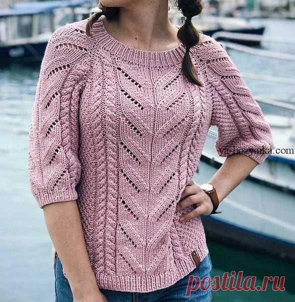 Пуловер с центральным ажуром и косами.Схема, описание на сайте https://ya-hozyaika.com/vyazanie-spitsami/dzhempera-p..