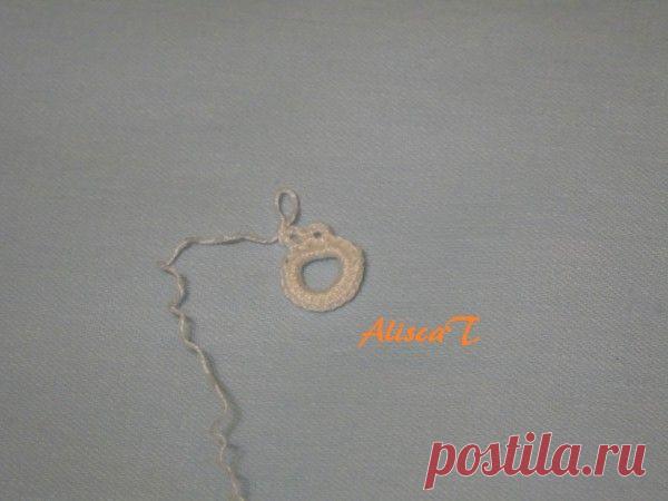 Вот такой мотив встретился на просторах инета. В нашей группе он понравился очень большому числу участниц, в связи с чем и созрело у меня желание связать его. Вяжется он так: Пряжа Dendy, крючок 0,75 Clover. 1. Набираем цепочку из 12 ВП, замыкаем в круг СП: 2. Обвязываем колечко 20 СБН,…