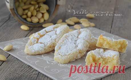 Ricciarelli di Siena ricetta biscotti alle mandorle per Natale Ricciarelli di Siena ricetta biscotti alle mandorle per Natale, golosi , facili e buonissimi, ideale anche come regalo delle feste