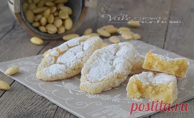 Ricciarelli di Siena ricetta biscotti alle mandorle per Natale Ricciarelli di Siena ricetta biscotti alle mandorle per Natale, golosi , facili e buonissimi, ideale anche come regalo delle feste