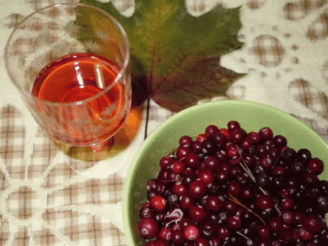 Подборка из 11 рецептов настоек
1. Яблочно-медовая настойка 
 
Водка – 1,5 л, яблоки - 1,5 кг, сахар – 200 г , мед натуральный – 50 г , вода – 1,5 л. 
Настаивать водку на яблоках несколько дней, добавить сахар, мёд, воду – по вкусу. 
Приготовленная настойка крепостью не более 25%, с сахаром 3 г/100 мг, кислотностью 0,23 г/100 мл, жёлтого цвета с золотым оттенком, кисло-сладким вкусом и ароматом яблока с мёдом. 
 
2. Медовая настойка на травах 
 
1 л водки, 4 ст. ложки меда, по 1 ст. ложке коры