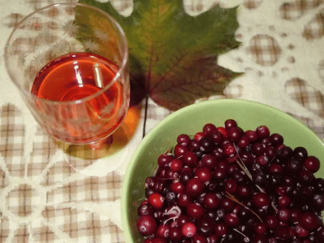 Подборка из 11 рецептов настоек
1. Яблочно-медовая настойка 
 
Водка – 1,5 л, яблоки - 1,5 кг, сахар – 200 г , мед натуральный – 50 г , вода – 1,5 л. 
Настаивать водку на яблоках несколько дней, добавить сахар, мёд, воду – по вкусу. 
Приготовленная настойка крепостью не более 25%, с сахаром 3 г/100 мг, кислотностью 0,23 г/100 мл, жёлтого цвета с золотым оттенком, кисло-сладким вкусом и ароматом яблока с мёдом. 
 
2. Медовая настойка на травах 
 
1 л водки, 4 ст. ложки меда, по 1 ст. ложке коры