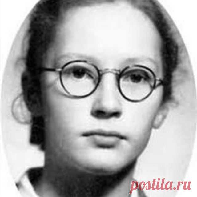 Пионерка!!!Будь готов!Всегда готов!
Знала бы я тогда к какой жизни меня готовила судьба и этот девиз пионера