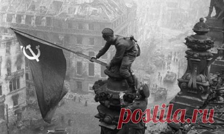Знамя Победы на куполе здания Рейхстага в Берлине. | © Фотогалерея: 8 мая 1945 года подписан Акт о безоговорочной капитуляции Германии - Новости Mail.Ru