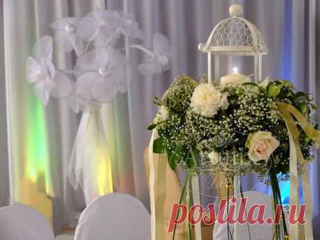 Свадебные украшения из живых цветов Цветы на свадьбу в фонариках, свадебная флористика, украшение столов гостей