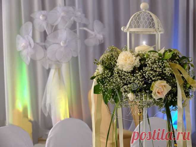 Свадебные украшения из живых цветов Цветы на свадьбу в фонариках, свадебная флористика, украшение столов гостей